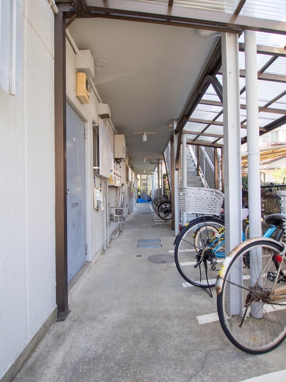 さつきハイツの1階共用部分 整理整頓された共用部分は入居者のマナーの良さを感じさせます