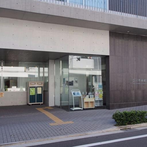 立川市柴崎図書館 第一小学校と同じ建物内にある市立図書館