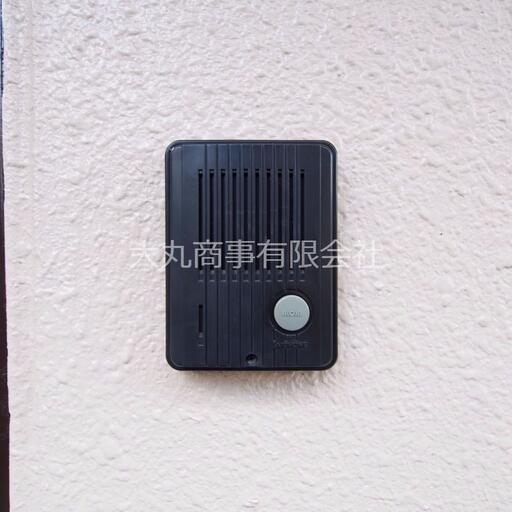 玄関扉横のインターホン 玄関を開けなくても来訪者と話ができます