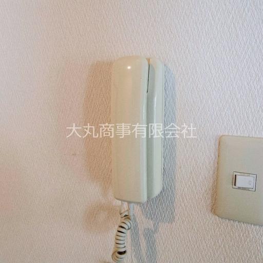 室内のインターホン LDKの壁に設置された室内受話器
