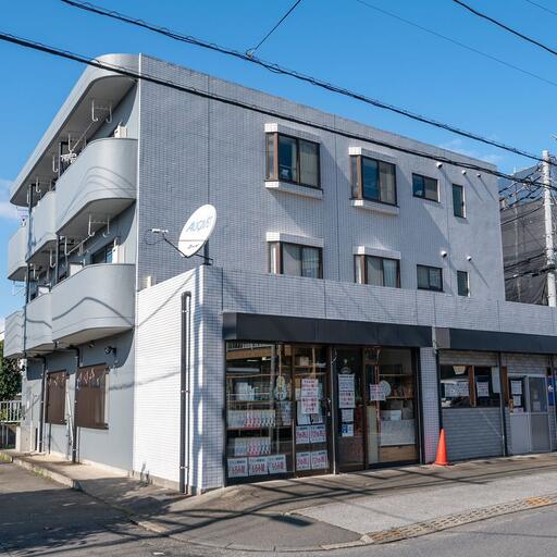 便利なお店の多い通り沿いに立地 バスも利用可能な1LDKのお部屋
