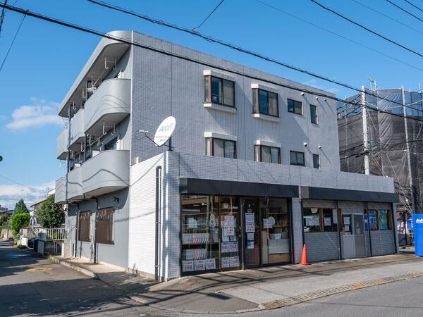 便利なお店の多い通り沿いに立地 バスも利用可能な1LDKのお部屋