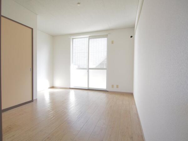 ミルキーウェイの居室内 南に面したお部屋で明るいです