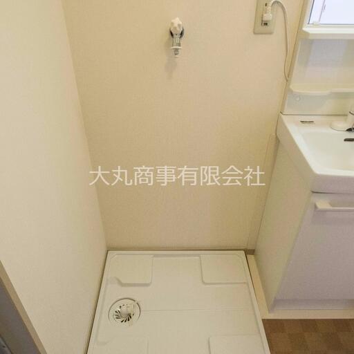 室内洗濯機置場 洗面台横の防水パン付洗濯機置場