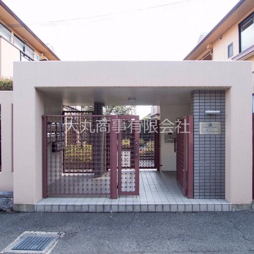 建物敷地入口 入口ゲートがあるセキュリティーに配慮した建物