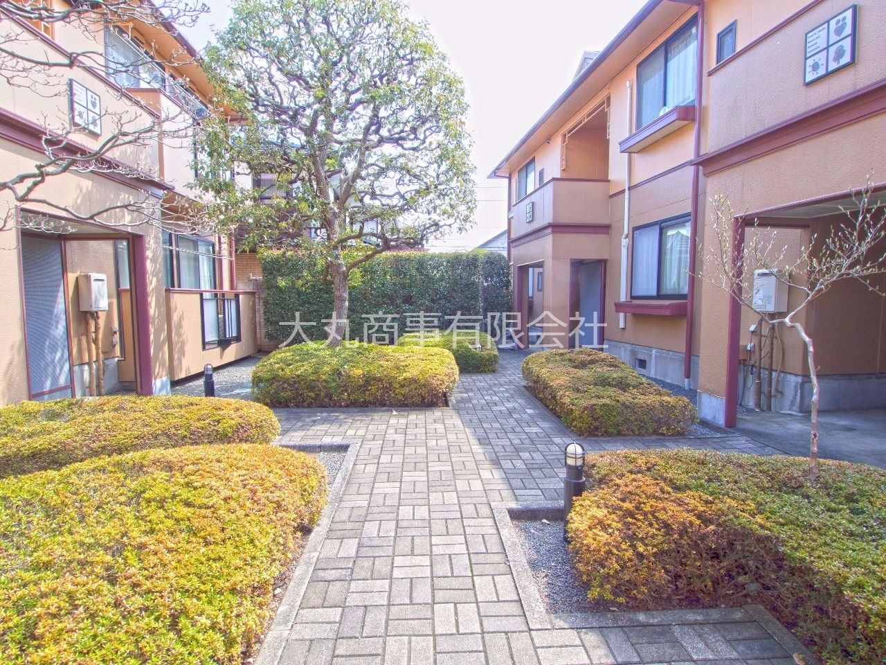 手入れされた中庭 建物へのアプローチにもなっている中庭