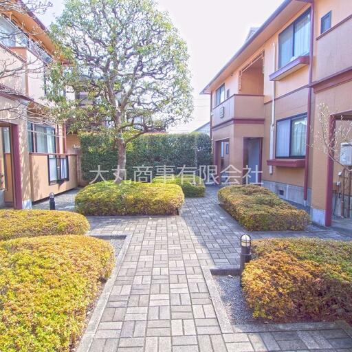 手入れされた中庭 建物へのアプローチにもなっている中庭
