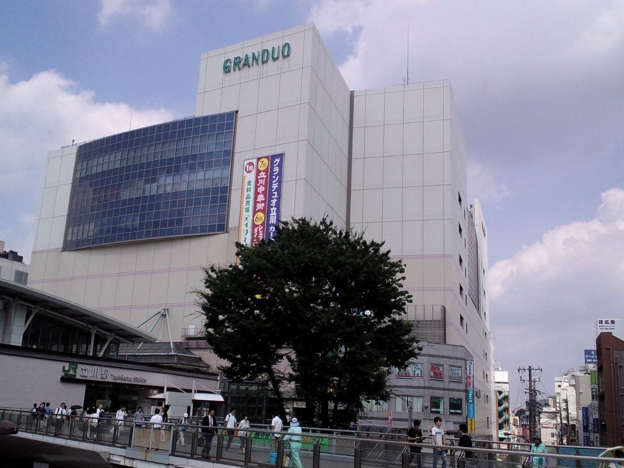 立川駅周辺には集客力のある商業施設が多数あり