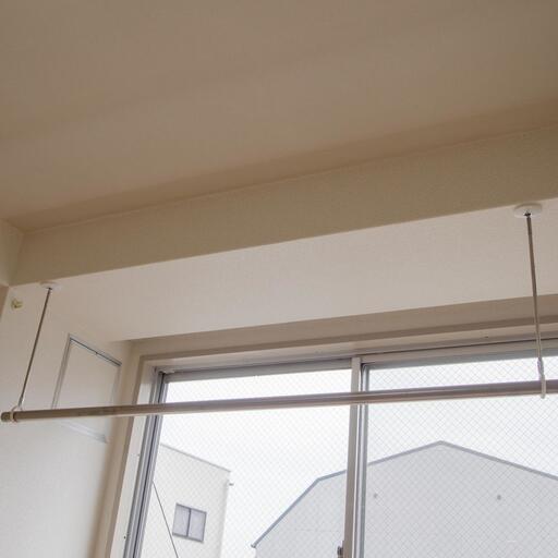 室内の物干し機 竿を通せば室内干しができる「ホスクリーン」