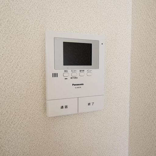 室内のインターホン受話器 モニターで来訪者の確認が可能