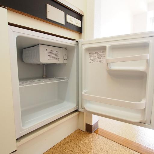 キッチン下のミニ冷蔵庫 飲み物のストックに便利なミニ冷蔵庫