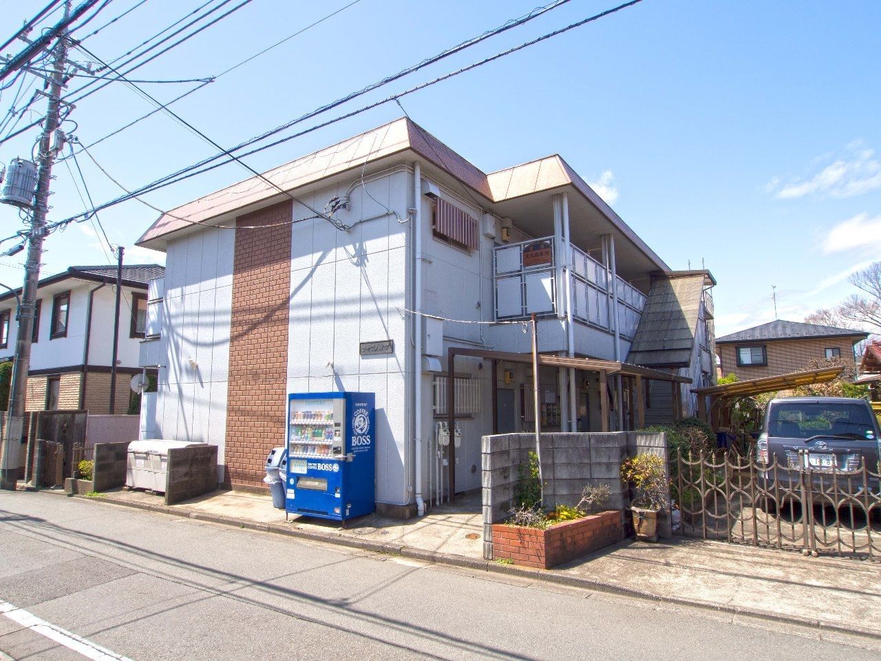 閑静な住宅街に建つ「さつきハイツ」 幹線道路からも程よい距離で、日中でも落ち着く静かな環境にある賃貸アパート