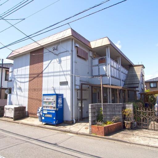 閑静な住宅街に建つ「さつきハイツ」 幹線道路からも程よい距離で、日中でも落ち着く静かな環境にある賃貸アパート