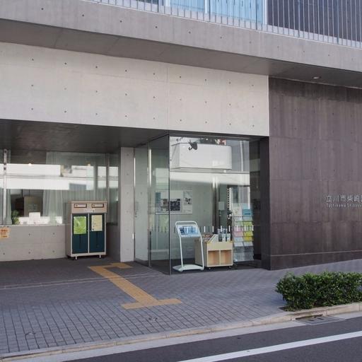 立川市柴崎図書館 第一小学校と同棟にある市立図書館