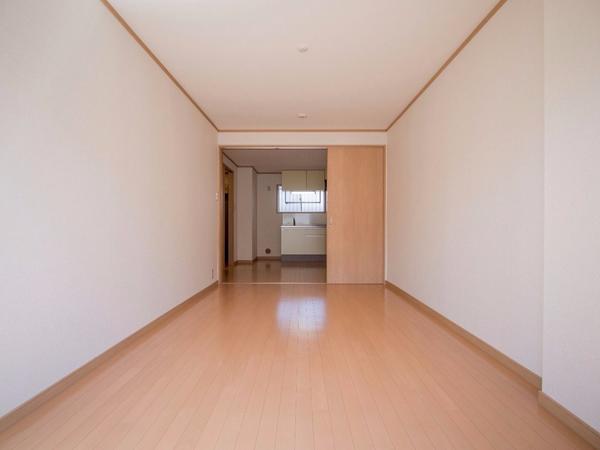 床・壁・天井はすべて新品 大きく開口できる工夫がされている、DKとの間の引き戸