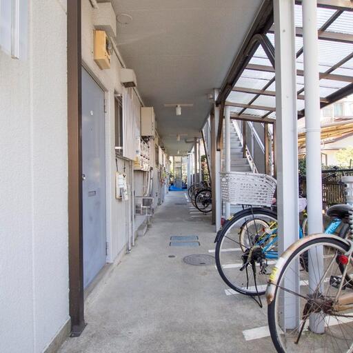 さつきハイツの1階共用部分 整理整頓された共用部分は入居者のマナーの良さを感じさせます