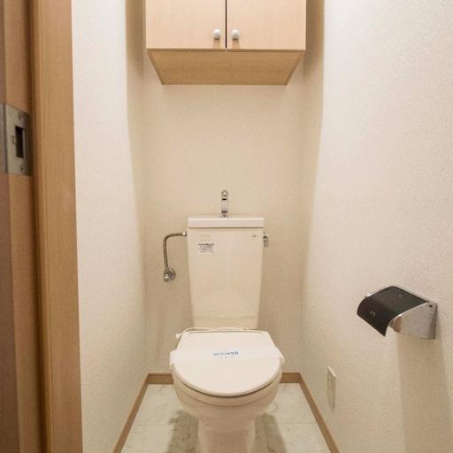 トイレ ストック品の管理に便利な吊棚付のトイレ