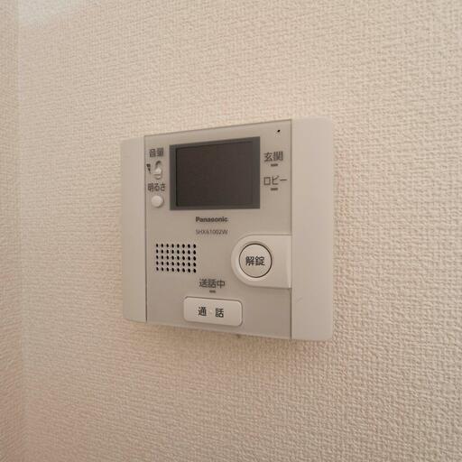 室内のインターホン受話器 オートロック操作盤も兼ねたインターホン受話器