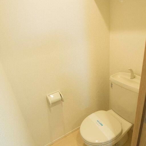 上棚付のトイレ トイレの上にはストック品の収納に便利な上棚付