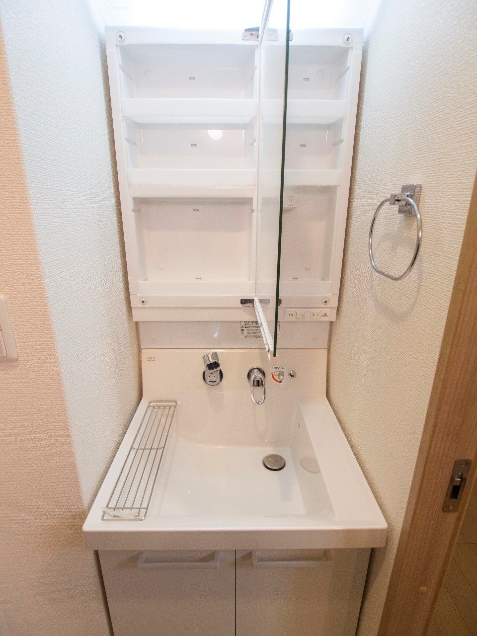 収納付洗面台 鏡の後ろは豊富な収納