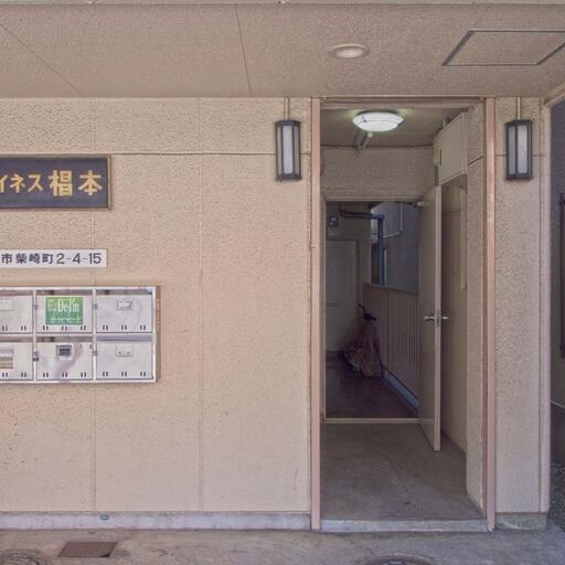 ハイネス椙本 建物入口 外部からお部屋の玄関ドアは見づらくなっています