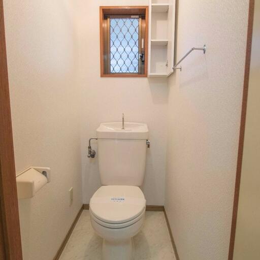 トイレ 窓のあるトイレはスットク品用の収納棚付
