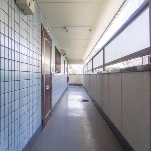 Nハイツ共用廊下 清掃の行き届いた共用部分