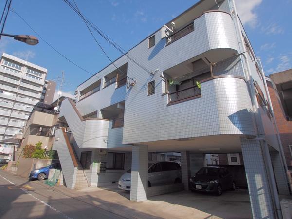 立川駅から徒歩7分の「Nハイツ」 Nハイツの外観は水色のタイル貼りになっています
