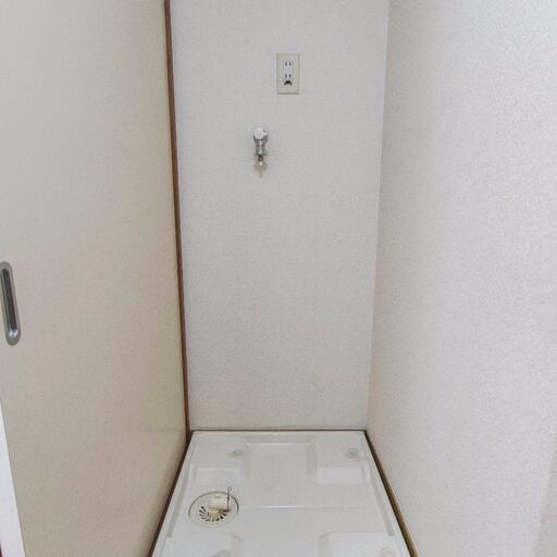 室内洗濯機置場 洗面所内の室内洗濯機置場(防水パンは60cm×60cm)