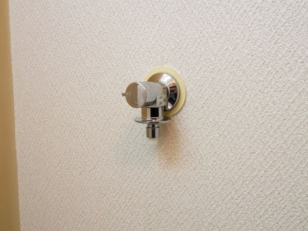 ワンタッチ式洗濯水栓 洗濯ホースの取付けが簡単な緊急止水弁付水栓