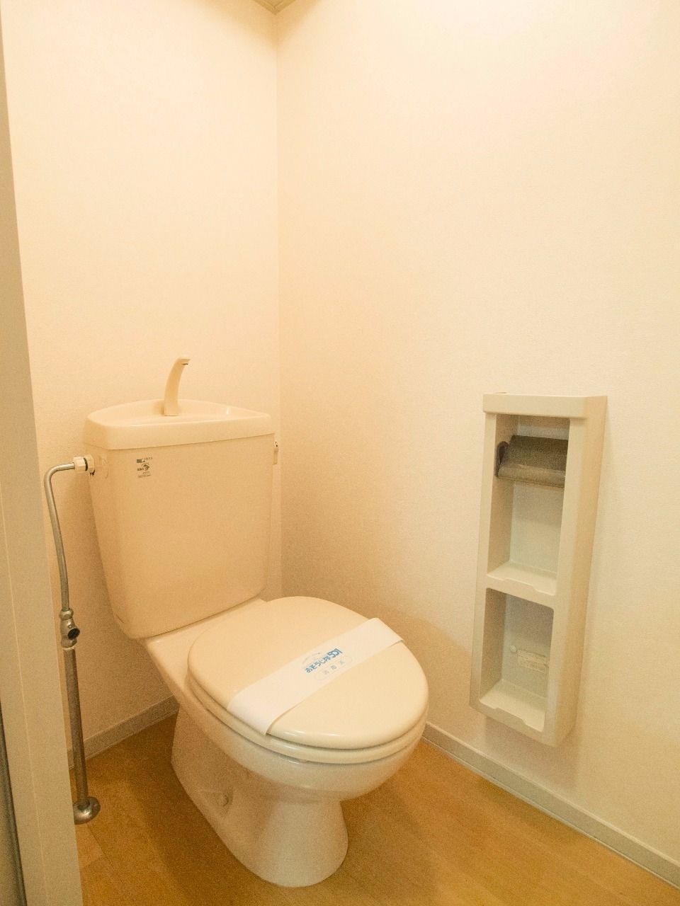 トイレ トイレ上にもストック棚があります
