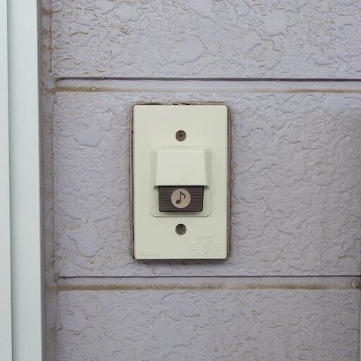 玄関の呼び鈴 呼び鈴はチャイムです