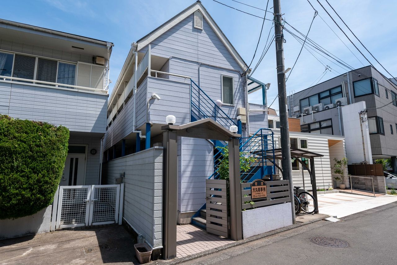 しっかりと陽射しの届く建物 三角屋根が特徴の2階建てアパート