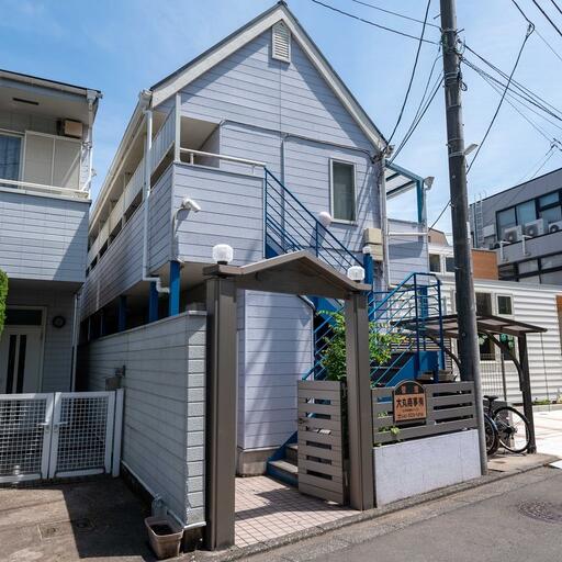 しっかりと陽射しの届く建物 三角屋根が特徴の2階建てアパート
