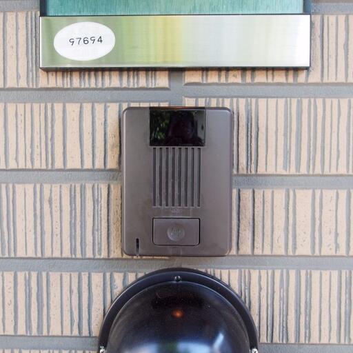 玄関のカメラ付きインターホン 来訪者をしっかりと確認するカメラ付チャイム