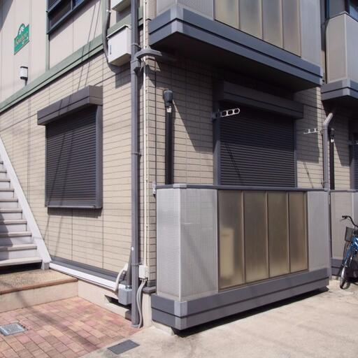 居室の窓はシャッター付 居室の2面の窓はどちらもシャッター付で安心