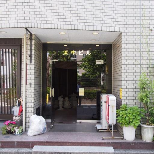 建物の入口 お部屋までのアプローチは雨に濡れない建物内