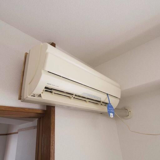リビングのエアコン SANYO、2004年製(形名:SAP-28P)