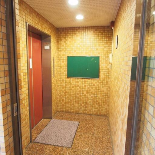 1階のエレベーターホール 重い荷物やベビーカーでも楽々なエレベーター
