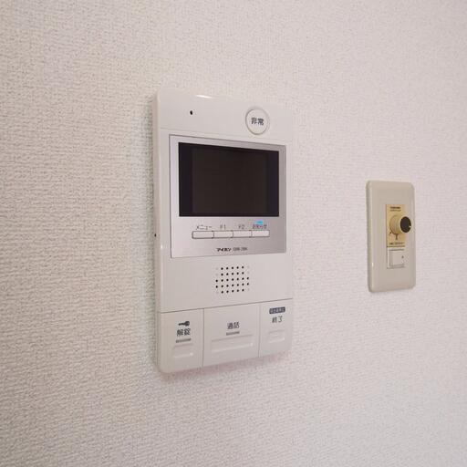 室内のインターホン受話器 オートロックの操作盤も兼ねている室内受話器