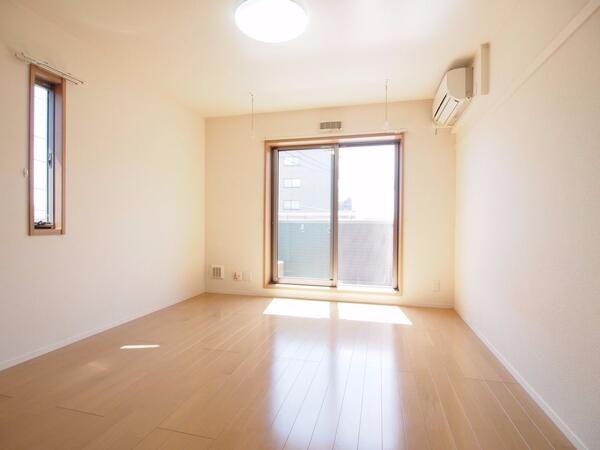 東向きの8帖洋室 朝陽がたっぷり入る朝型の人に嬉しいお部屋
