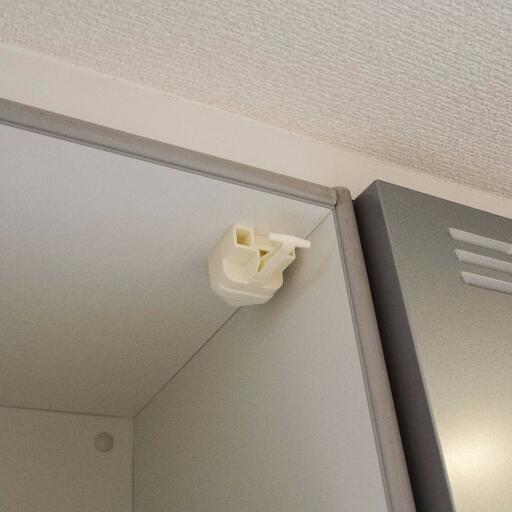 キッチンの吊り戸棚は耐震ラッチ付 地震の際に扉をロックして物が飛び出すのを防いでくれます