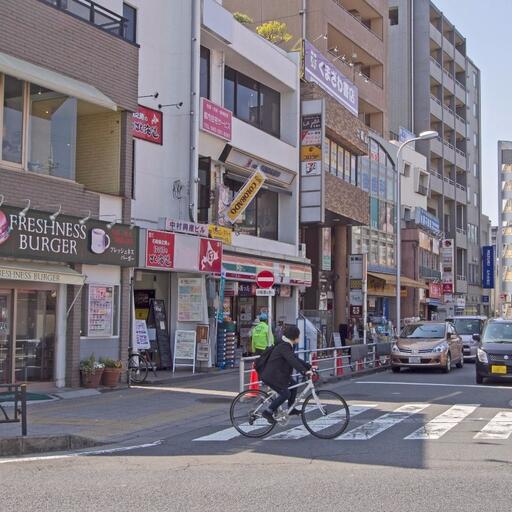 日野駅前 西側には大きなロータリー、東側はお店が充実したエリア
