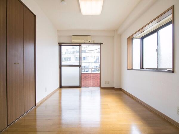 2面採光の6帖洋室 南面と西面に窓のある明るいお部屋