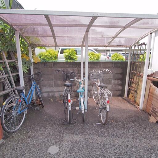 STKハイツの駐輪場は屋根付 敷地内の駐輪場は雨でも濡れにくい屋根付き