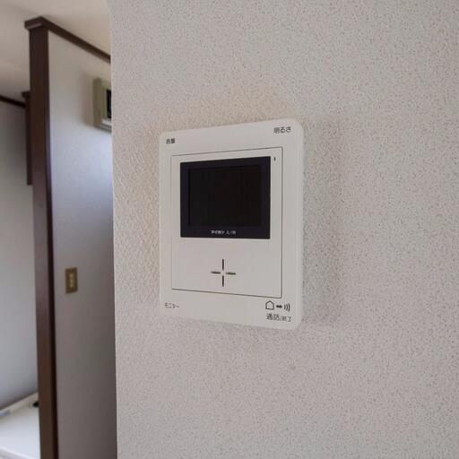 室内のインターホン 玄関を開けなくても来訪者の確認ができます