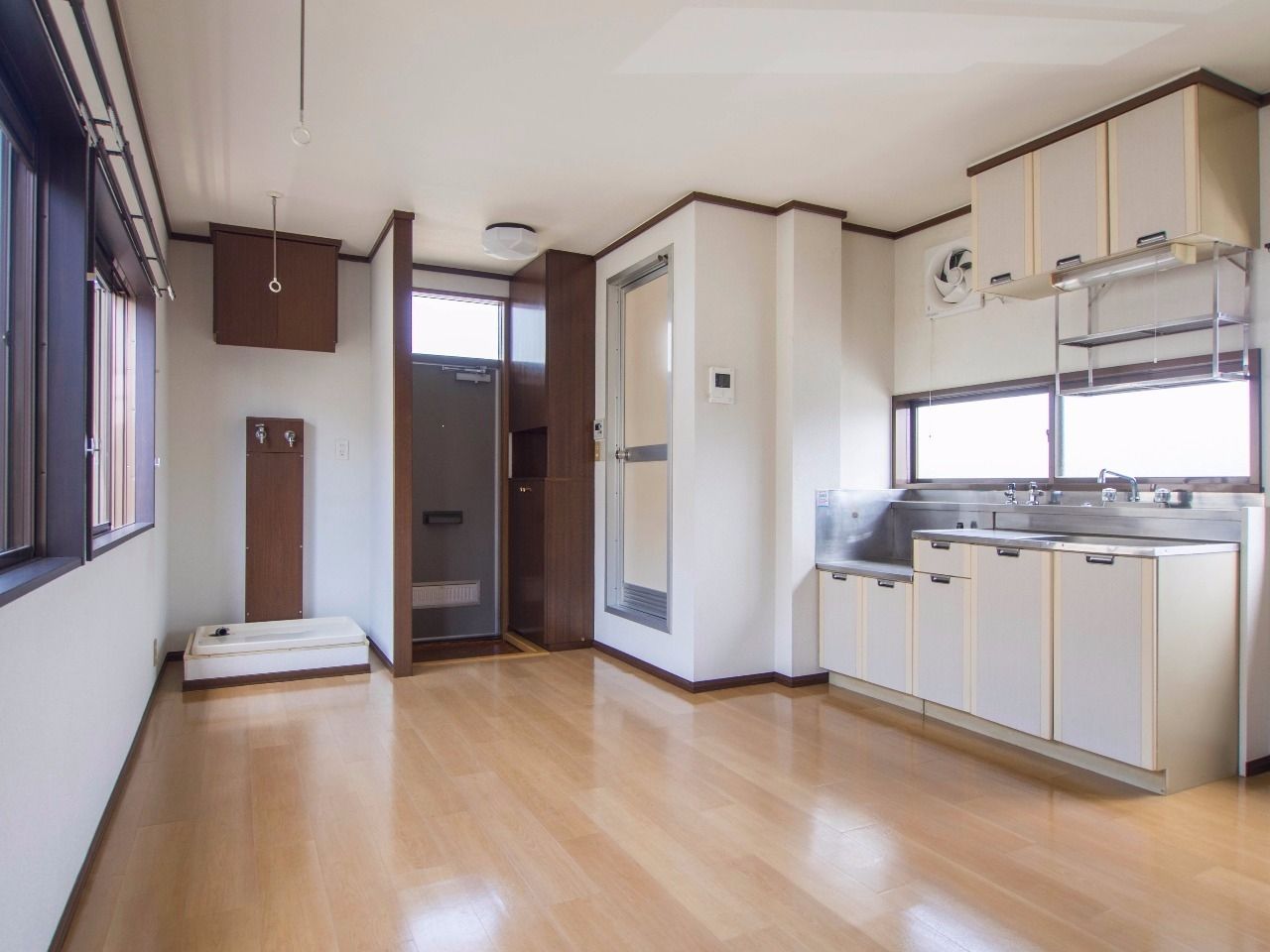 9帖のワンルーム お部屋内にはキッチンや洗濯機置場もあります
