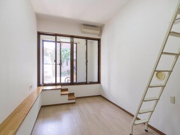 7帖の洋室 天井が高いのでゆったりとした雰囲気のお部屋