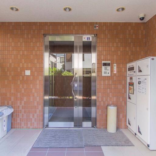 オートロックのエントランス 防犯カメラもあるエントランス