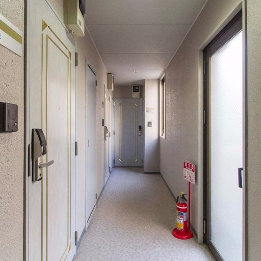 防犯性の高い室内型共用廊下 外部からお部屋の出入りを見られない室内型廊下